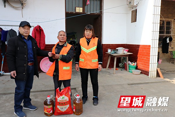 关爱困难职工 元旦佳节献真情~1.jpg